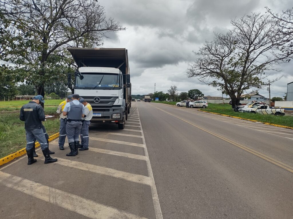 Semuttran faz operação especial com a PMR para fiscalizar veículos com carga excedente em Piracicaba