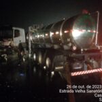 Acidente entre caminhonete e carreta deixa três mortos e três feridos