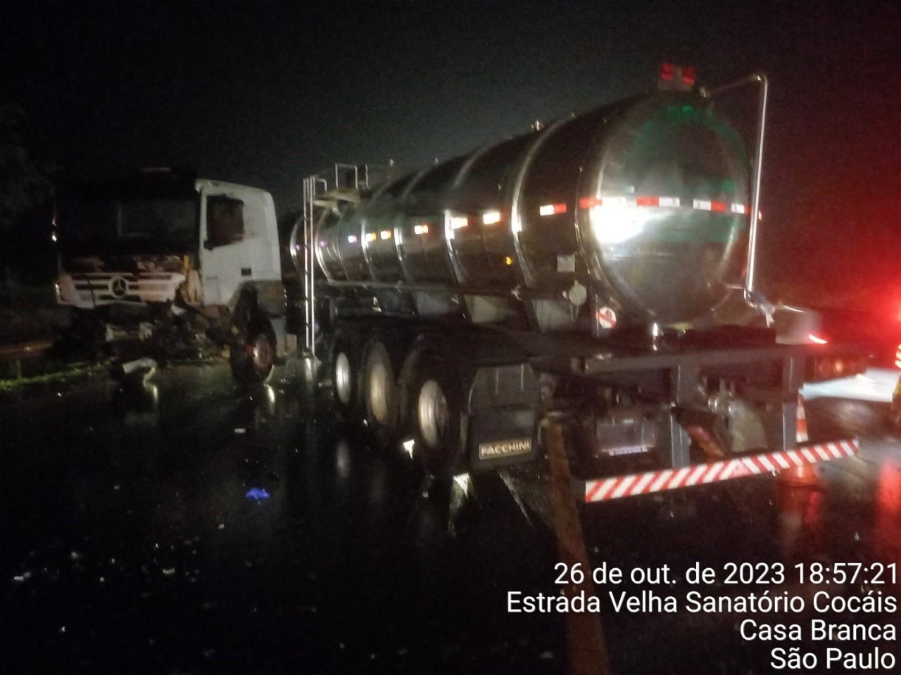 Acidente entre caminhonete e carreta deixa três mortos e três feridos