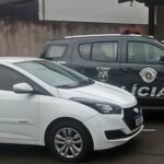 Mulher é presa dirigindo carro furtado e com placa adulterada