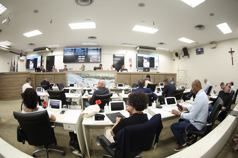 Câmara de Piracicaba aprova criação de loteria municipal, concessão do aeroporto e substituição da cesta básica por vale-alimentação