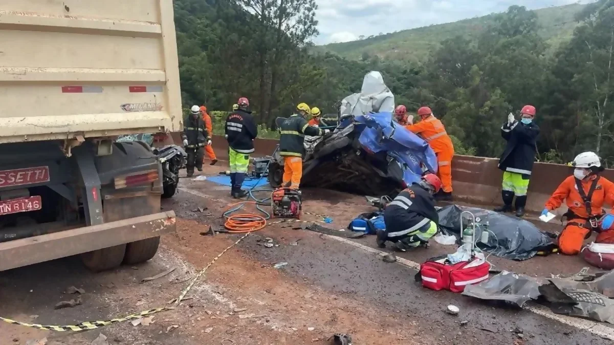 Acidente envolvendo 13 veículos termina com seis mortos com idades entre 14 e 58 anos