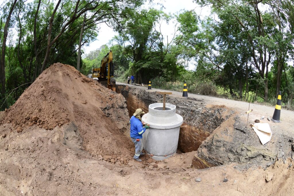 Primeira etapa dos serviços consiste na implantação da rede de drenagem de águas pluviais - Foto: CCS