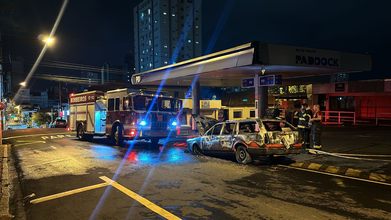 Carro pega fogo em frente de posto de combustíveis em Piracicaba