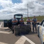 Carro é parado após fugir sem pagar pedágio e polícia encontra 350 quilos de maconha