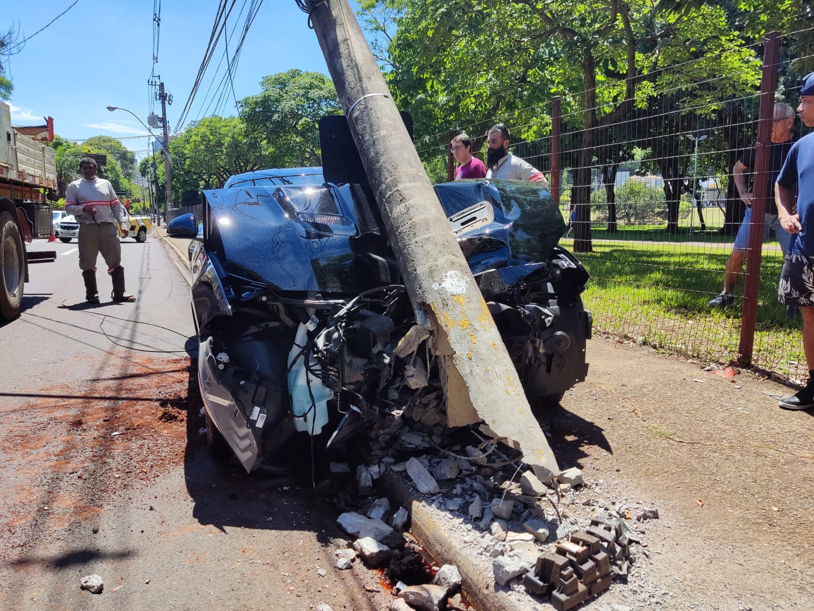 Piracicaba (SP): Motorista abandona carro de luxo após arrancar poste em acidente