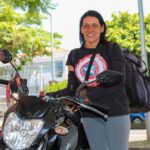 Em Piracicaba, 150 antenas corta pipa são entregues a motociclistas pela Prefeitura
