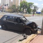 Carro fica destruído após motorista dormir ao volante e colidir contra poste em Piracicaba (SP)