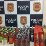Polícia Civil de Piracicaba localiza depósito com mais de 200 garrafas de bebidas falsificadas e prende criminoso