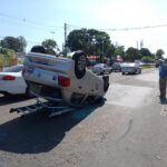 Capotamento em movimentada avenida de Piracicaba deixa motorista ferido e trânsito intenso
