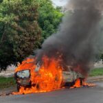 Carro fica totalmente destruído após pegar fogo em avenida de Piracicaba (SP)