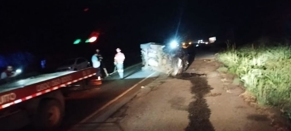 Foto: cantor Zé Neto capota carro e estaria em estado grave, diz imprensa local