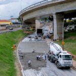 Avenida 1º de Agosto começa a receber aplicação de pavimento de concreto; local permanece interditado 24 horas por dia