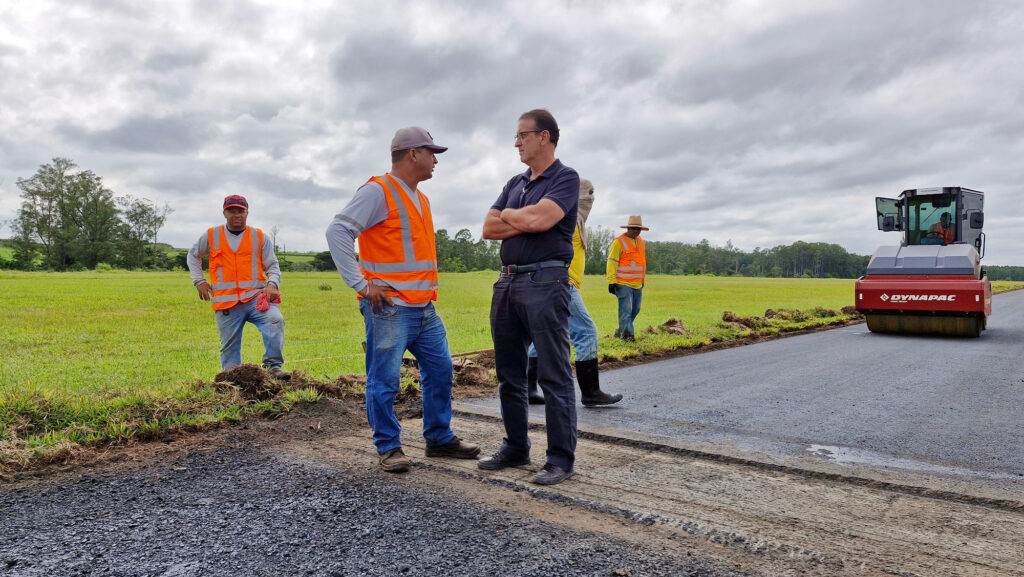 Luciano Almeida fiscaliza obras na pista do aeroporto de Piracicaba; investimento é de R$ 4,2 milhões