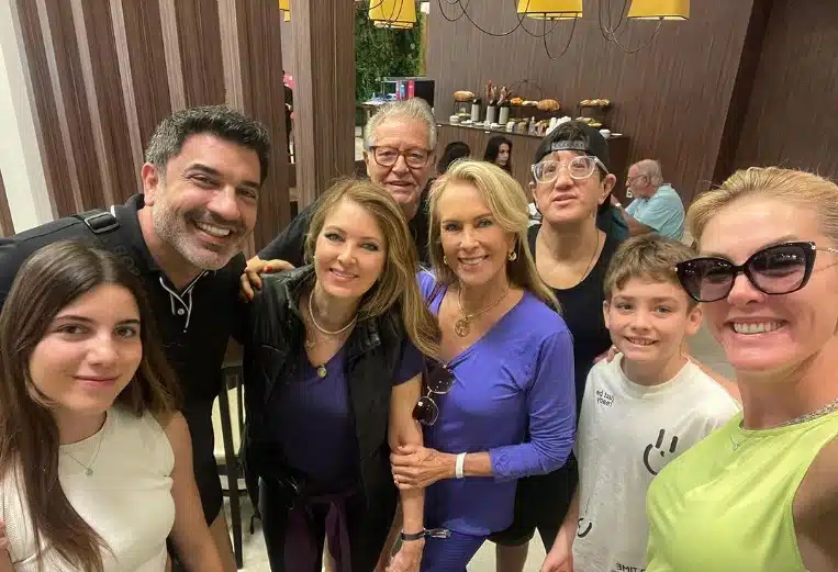 Foto mostra Ana e Edu junto com seus filhos e familiares nesta virada de ano. Registro foi divulgado por eles.