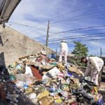 Duas toneladas de lixo são retiradas de casa de acumulador durante ação de combate à dengue em Piracicaba (SP)