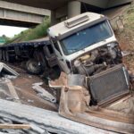 Mulher fica ferida após carreta carregada com 20 toneladas de vigas de concreto colidir contra viaduto em Piracicaba