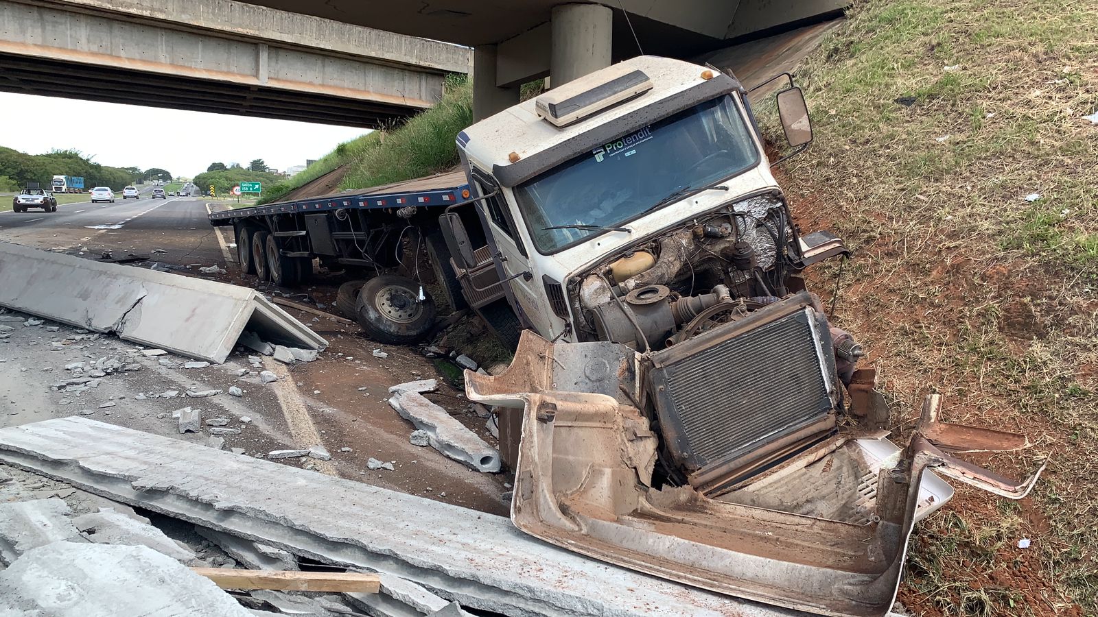 Mulher fica ferida após carreta carregada com 20 toneladas de vigas de concreto colidir contra viaduto em Piracicaba