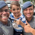 Menino salvo após afogamento em piscina recebe visita dos policiais em Piracicaba (SP)