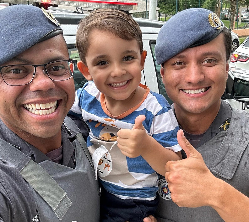 Menino salvo após afogamento em piscina recebe visita dos policiais em Piracicaba (SP)