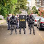 Homem em surto psicótico, que tentou fazer mãe de refém em Piracicaba, é preso pela polícia