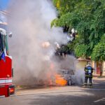 Carro pega fogo enquanto mãe levava filho para a escola em Piracicaba; veículo fica totalmente destruído