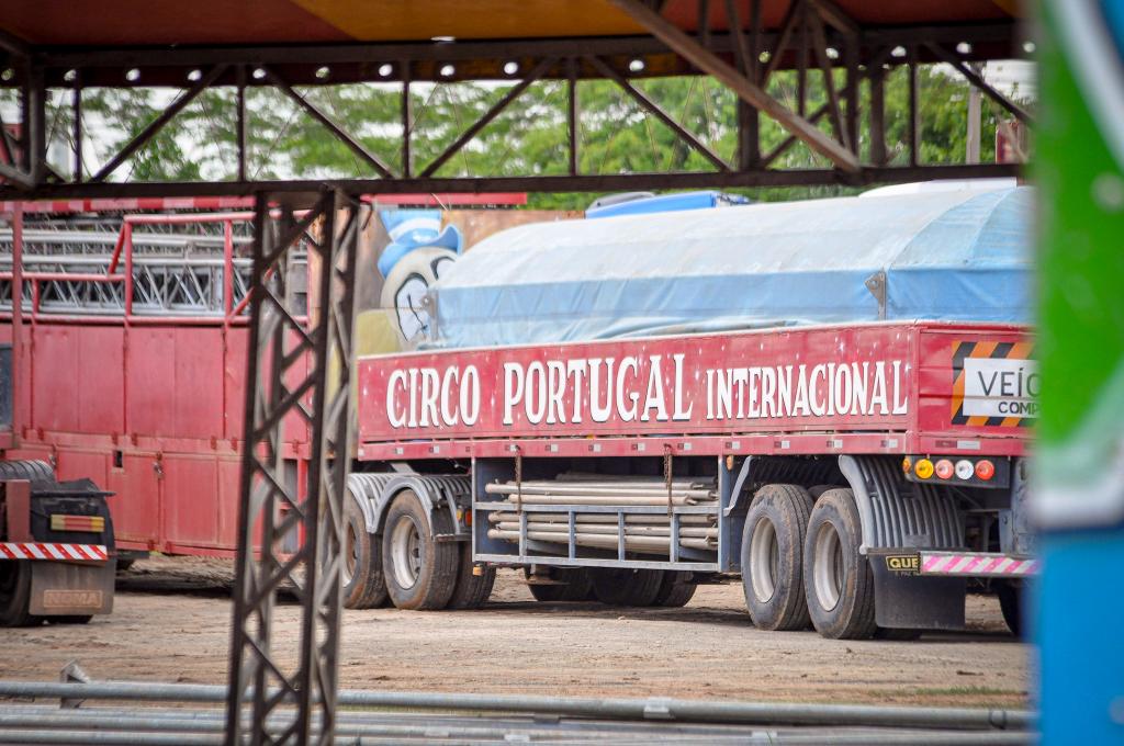 Montagem da megaestrutura de 900 toneladas do Circo Portugal Internacional está a todo vapor em Piracicaba