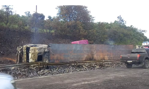 Caminhoneira morre carbonizada após caminhão tombar em rodovia nesta madrugada (16)