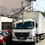 Caminhão desgovernado atinge postes de energia e carros estacionados em Piracicaba