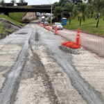 Concreto da Avenida 1º de Agosto é danificado após motociclistas removerem sinalização e invadirem área proibida