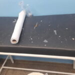 Em Piracicaba, paciente revoltado com atendimento quebra vidro da ala infantil de UPA com pedra e foge