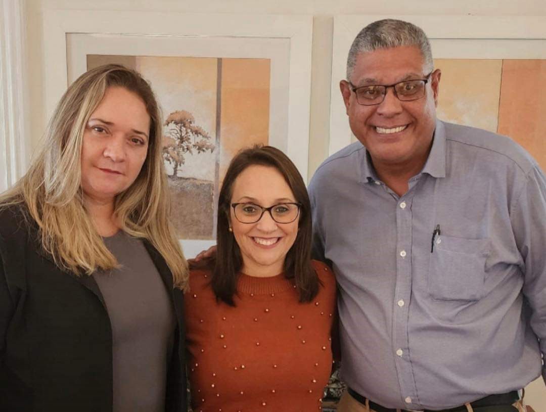 Foto de filiação de Adriana ao Podemos. Na imagem, a Coronel aparece ao lado dos presidentes do partido nacional e o de Piracicaba, o vereador Paulo Campos.