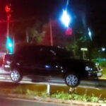 Motorista perde controle e carro para em cima de defesa metálica em avenida de Piracicaba