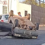 Carro capota após acidente envolvendo outro veículo em Piracicaba