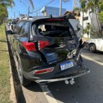 Carro fica destruído após colisão traseira com caminhão em Piracicaba