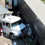 Homem e mulher morrem após carro ser prensado entre dois caminhões em grave acidente