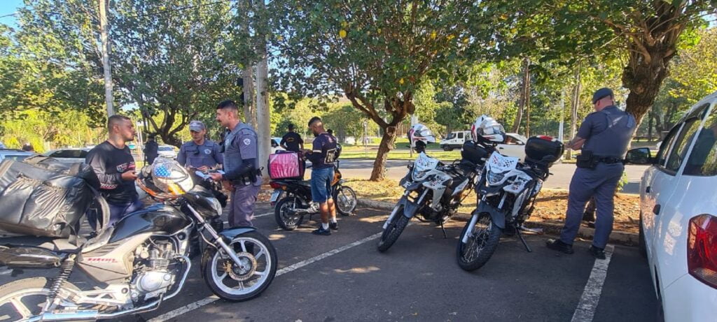 Em Piracicaba, Semuttran, GCM e PM fiscalizam 180 veículos durante blitzes de trânsito