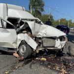 Carro fica destruído após motorista perder controle da direção e colidir com árvore em Piracicaba