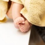 Criança de 1 ano morre após se afogar em piscina