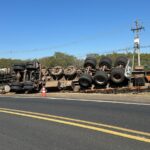 Caminhão carregado com 29 toneladas de bobinas de papel tomba em rodovia de Piracicaba