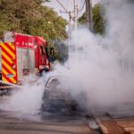 Carro fica totalmente destruído após pegar fogo em avenida de Piracicaba