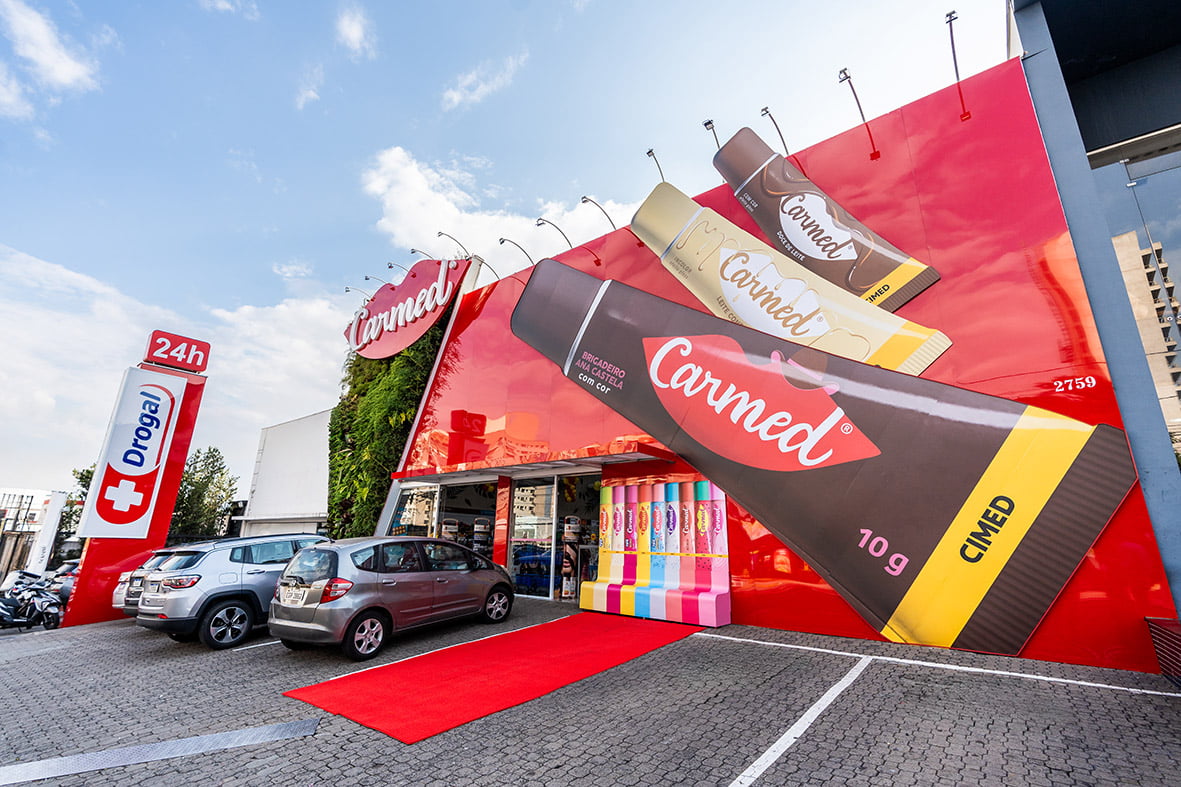 Rede Drogal e Cimed criam loja personalizada Carmed em farmácia de Piracicaba
