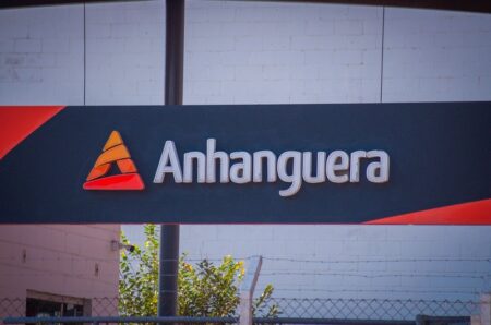 Dona da Faculdade Anhanguera, Cogna compra 47% do banco digital Educbank por R$ 46,3 milhões à vista e passa a ter 90% das ações