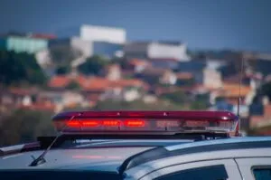 Criminoso em liberdade condicional invade comércio pelo teto, cai durante ação e acaba preso em Piracicaba