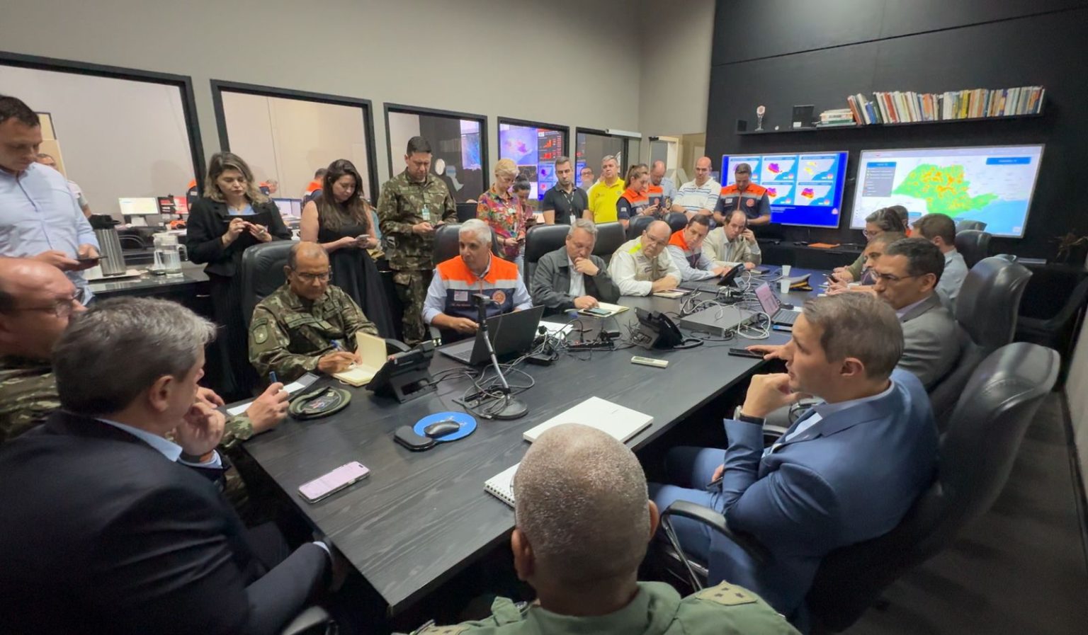 Governador cria gabinete de crise para ações contra grandes incêndios no interior