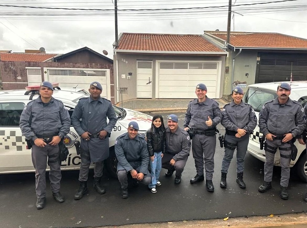 Policiais militares realizam visita especial de aniversário para fã em Piracicaba
