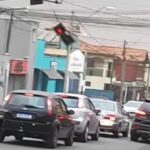 Semáforo fica pendurado durante fortes ventos no fim de semana em Piracicaba