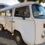 Kombi tomba após ser atingida por Land Rover em Piracicaba