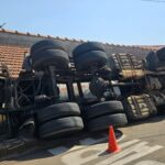 Caminhão tomba e destrói grande parte de muro de residência em Piracicaba