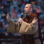 Diocese de Piracicaba inicia distribuição de ingressos para show de Frei Gilson para comemorar 80 anos